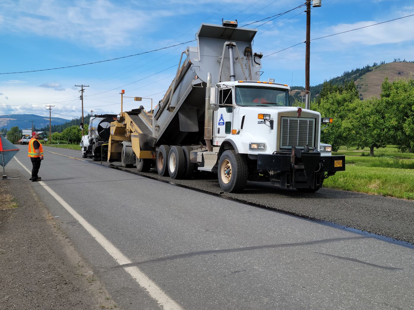 Cuadrilla trabajando en pavimentación de una vialidad