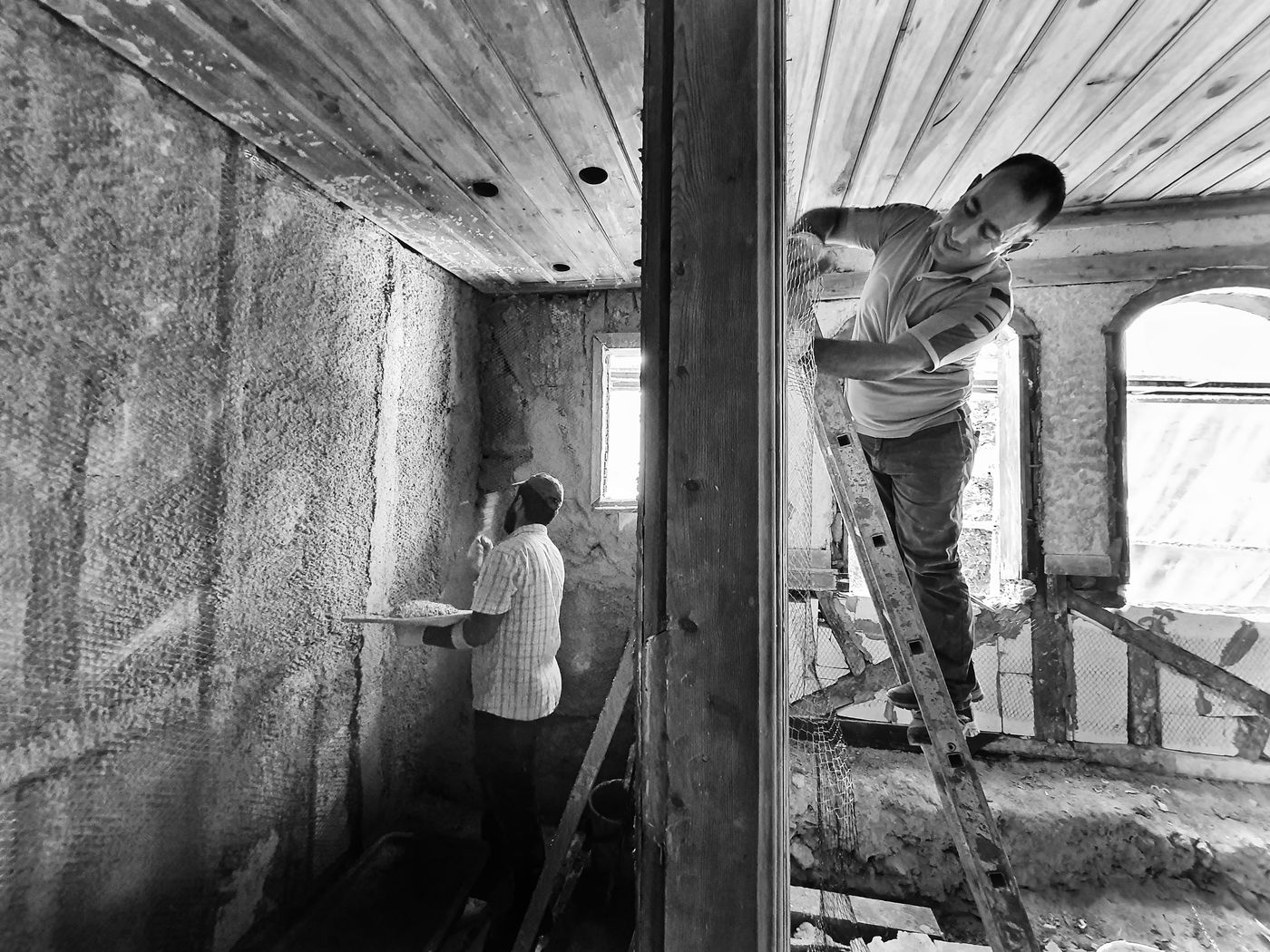 Trabajadores remodelando el interior de una vivienda